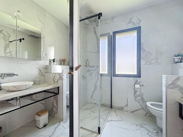 Villa de luxe à vendre proche Puybrun : Couloir de nage à débordement, Véranda avec SPA, cuisine d'été, PAC, Panneaux solaires, Vie de plain pied, Beaux volumes, vue imprenable, Matériaux haut de gamme.