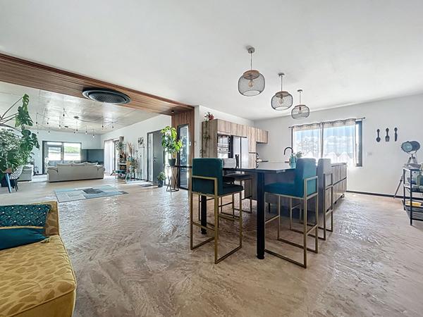 Villa de luxe à vendre proche Puybrun : Couloir de nage à débordement, Véranda avec SPA, cuisine d'été, PAC, Panneaux solaires, Vie de plain pied, Beaux volumes, vue imprenable, Matériaux haut de gamme.