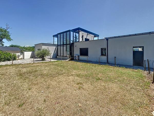 Villa de luxe à vendre proche Puybrun : Couloir de nage à débordement, Véranda avec SPA, cuisine d'été, PAC, Panneaux solaires, Vie de plain pied, Beaux volumes, vue imprenable, Matériaux haut de gamme.