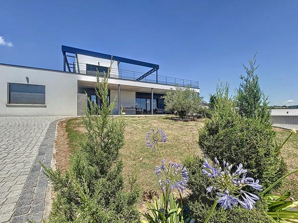 Villa de luxe à vendre proche Puybrun : Couloir de nage à débordement, Véranda avec SPA, cuisine d'été, PAC, Panneaux solaires, Vie de plain pied, Beaux volumes, vue imprenable, Matériaux haut de gamme.