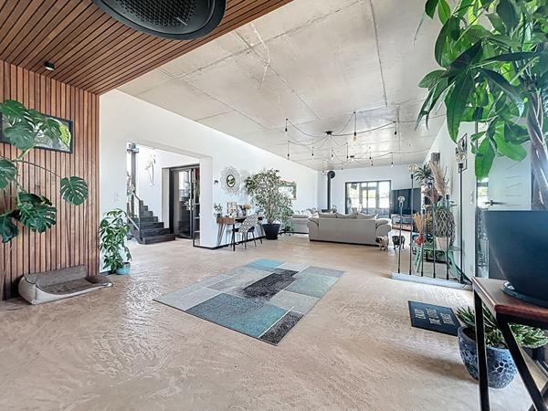 Villa de luxe à vendre proche Puybrun : Couloir de nage à débordement, Véranda avec SPA, cuisine d'été, PAC, Panneaux solaires, Vie de plain pied, Beaux volumes, vue imprenable, Matériaux haut de gamme.