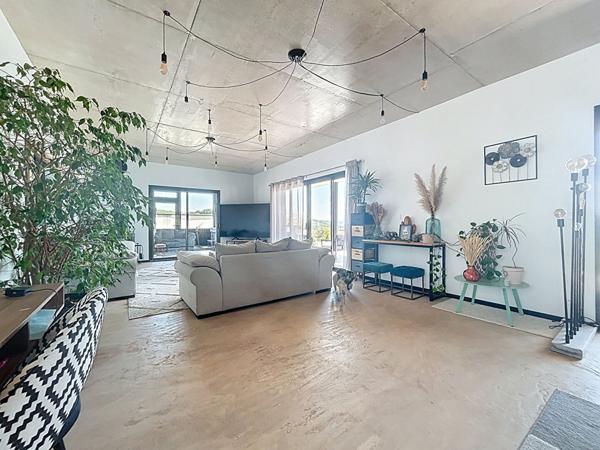 Villa de luxe à vendre proche Puybrun : Couloir de nage à débordement, Véranda avec SPA, cuisine d'été, PAC, Panneaux solaires, Vie de plain pied, Beaux volumes, vue imprenable, Matériaux haut de gamme.