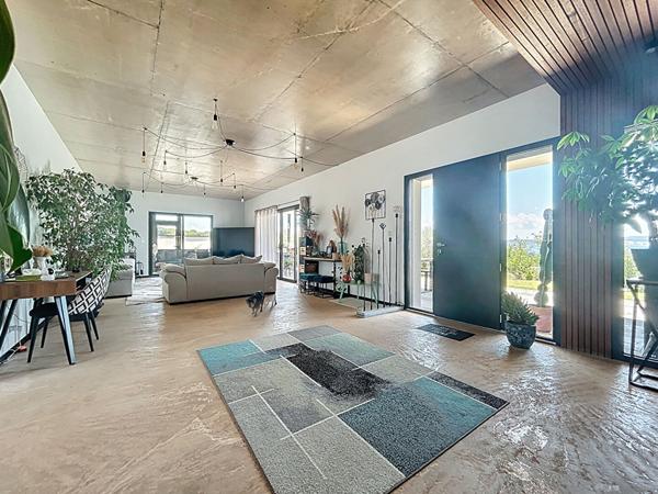 Villa de luxe à vendre proche Puybrun : Couloir de nage à débordement, Véranda avec SPA, cuisine d'été, PAC, Panneaux solaires, Vie de plain pied, Beaux volumes, vue imprenable, Matériaux haut de gamme.