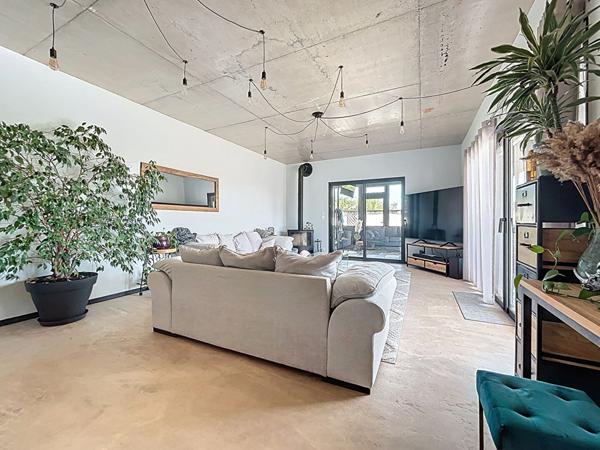 Villa de luxe à vendre proche Puybrun : Couloir de nage à débordement, Véranda avec SPA, cuisine d'été, PAC, Panneaux solaires, Vie de plain pied, Beaux volumes, vue imprenable, Matériaux haut de gamme.