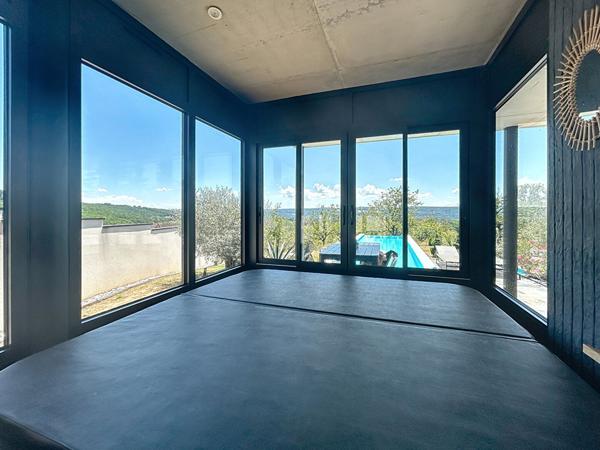 Villa de luxe à vendre proche Puybrun : Couloir de nage à débordement, Véranda avec SPA, cuisine d'été, PAC, Panneaux solaires, Vie de plain pied, Beaux volumes, vue imprenable, Matériaux haut de gamme.