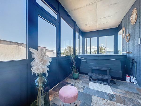 Villa de luxe à vendre proche Puybrun : Couloir de nage à débordement, Véranda avec SPA, cuisine d'été, PAC, Panneaux solaires, Vie de plain pied, Beaux volumes, vue imprenable, Matériaux haut de gamme.