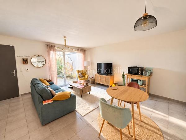 Situé à Nantes, Bourgeonnière, au sein d’une Résidence récente de 2015, calme et sécurisée, venez découvrir ce joli T3 traversant d’environ 63 m², situé au rez-de-chaussée.

Il se compose d’un séjour, d’une cuisine, de deux chambres, d’une salle de bains et de WC séparés.
L’appartement bénéficie de deux espaces extérieurs : une terrasse d’un côté et de l’autre un grand jardin d'environ 52m².

Une place de parking en sous-sol complète ce bien.

VENDU LIBRE AU MAXIMUM EN JANVIER 2027.