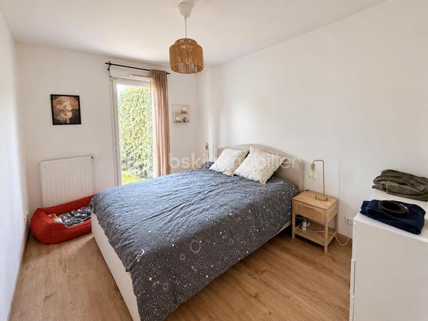 Situé à Nantes, Bourgeonnière, au sein d’une Résidence récente de 2015, calme et sécurisée, venez découvrir ce joli T3 traversant d’environ 63 m², situé au rez-de-chaussée.

Il se compose d’un séjour, d’une cuisine, de deux chambres, d’une salle de bains et de WC séparés.
L’appartement bénéficie de deux espaces extérieurs : une terrasse d’un côté et de l’autre un grand jardin d'environ 52m².

Une place de parking en sous-sol complète ce bien.

VENDU LIBRE AU MAXIMUM EN JANVIER 2027.