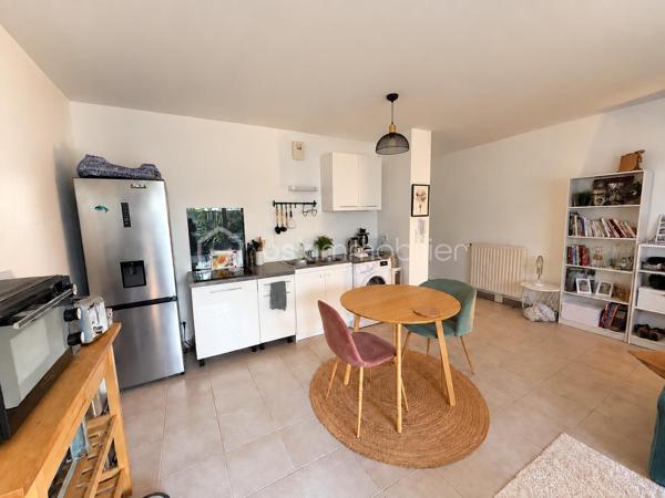 Situé à Nantes, Bourgeonnière, au sein d’une Résidence récente de 2015, calme et sécurisée, venez découvrir ce joli T3 traversant d’environ 63 m², situé au rez-de-chaussée.

Il se compose d’un séjour, d’une cuisine, de deux chambres, d’une salle de bains et de WC séparés.
L’appartement bénéficie de deux espaces extérieurs : une terrasse d’un côté et de l’autre un grand jardin d'environ 52m².

Une place de parking en sous-sol complète ce bien.

VENDU LIBRE AU MAXIMUM EN JANVIER 2027.