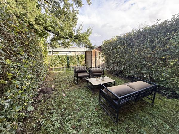 Situé à Nantes, Bourgeonnière, au sein d’une Résidence récente de 2015, calme et sécurisée, venez découvrir ce joli T3 traversant d’environ 63 m², situé au rez-de-chaussée.

Il se compose d’un séjour, d’une cuisine, de deux chambres, d’une salle de bains et de WC séparés.
L’appartement bénéficie de deux espaces extérieurs : une terrasse d’un côté et de l’autre un grand jardin d'environ 52m².

Une place de parking en sous-sol complète ce bien.

VENDU LIBRE AU MAXIMUM EN JANVIER 2027.