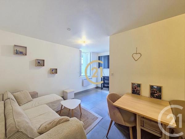 Immeuble à vendre  117,56 m 2   EYGUIERES  - 13
