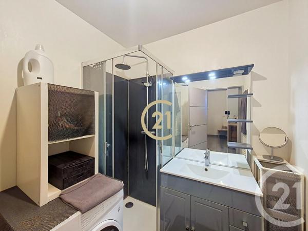 Immeuble à vendre  117,56 m 2   EYGUIERES  - 13