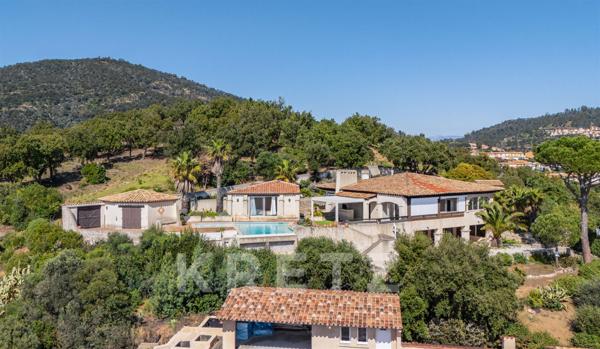 Villa à Rénover avec Vue Exceptionnelle sur le Golfe de Saint-Tropez