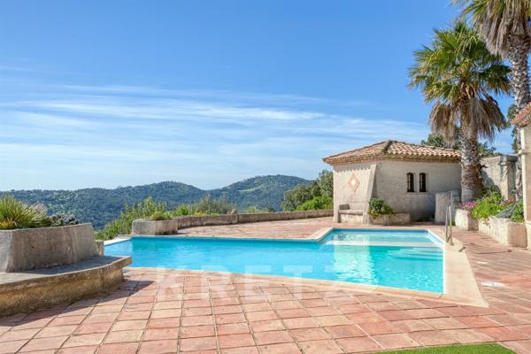 Villa à Rénover avec Vue Exceptionnelle sur le Golfe de Saint-Tropez