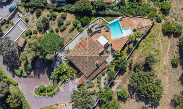 Villa à Rénover avec Vue Exceptionnelle sur le Golfe de Saint-Tropez