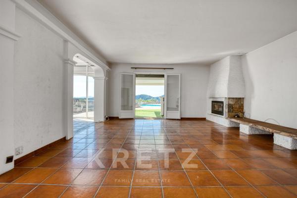 Villa à Rénover avec Vue Exceptionnelle sur le Golfe de Saint-Tropez