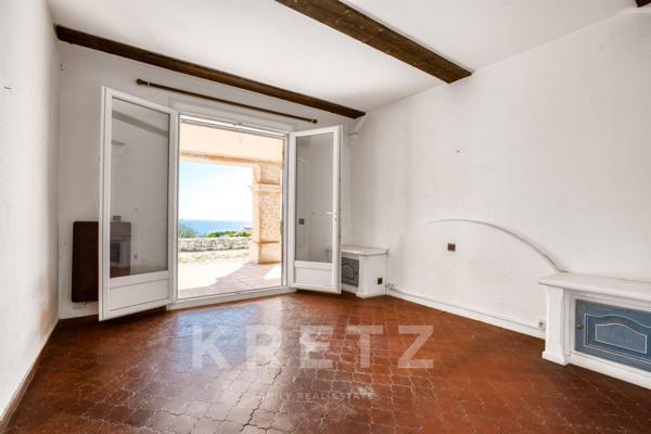 Villa à Rénover avec Vue Exceptionnelle sur le Golfe de Saint-Tropez