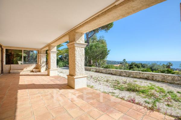 Villa à Rénover avec Vue Exceptionnelle sur le Golfe de Saint-Tropez