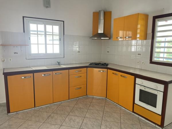 Les Abymes : maison avec terrasse à louer avec KEY IMMO