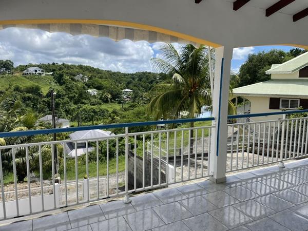 Les Abymes : maison avec terrasse à louer avec KEY IMMO