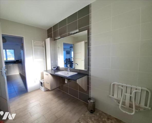 A 1.2 kms de la mer, à 25 mns de Cherbourg