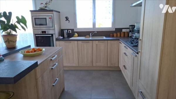 A 1.2 kms de la mer, à 25 mns de Cherbourg