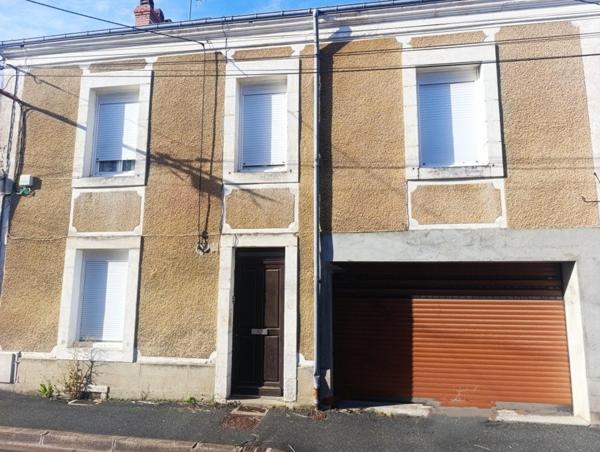 Investissez en toute sérénité à Châteauroux ! Idéalement situé à proximité immédiate de la gare et de toutes commodités, cet immeuble bien entretenu offre un excellent rendement locatif et un potentiel d’évolution intéressant.