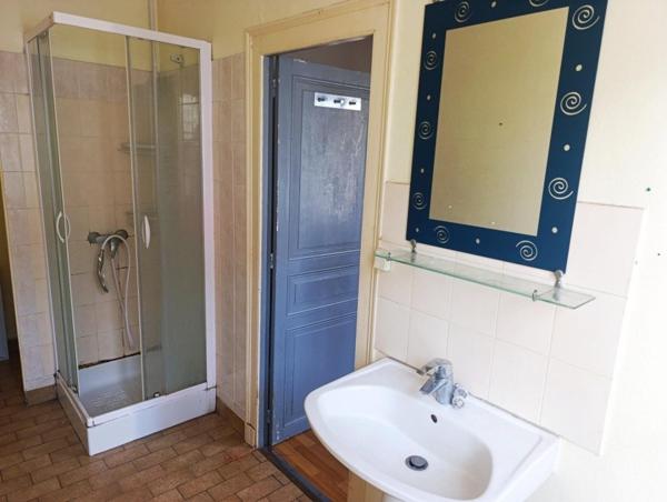 Investissez en toute sérénité à Châteauroux ! Idéalement situé à proximité immédiate de la gare et de toutes commodités, cet immeuble bien entretenu offre un excellent rendement locatif et un potentiel d’évolution intéressant.