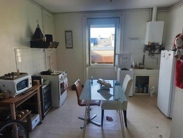 Investissez en toute sérénité à Châteauroux ! Idéalement situé à proximité immédiate de la gare et de toutes commodités, cet immeuble bien entretenu offre un excellent rendement locatif et un potentiel d’évolution intéressant.