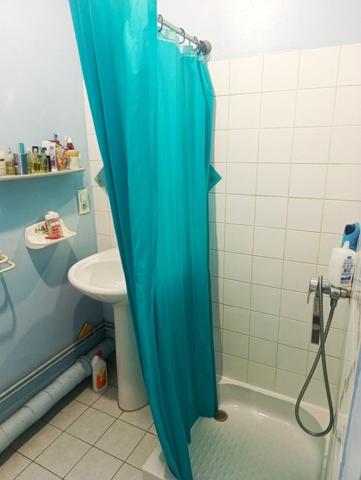 Investissez en toute sérénité à Châteauroux ! Idéalement situé à proximité immédiate de la gare et de toutes commodités, cet immeuble bien entretenu offre un excellent rendement locatif et un potentiel d’évolution intéressant.