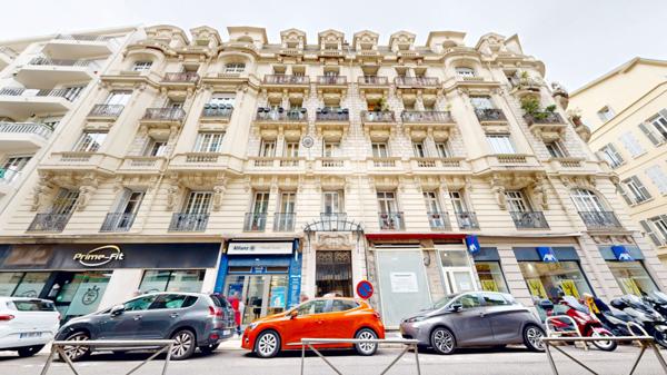 NICE - RUE DE FRANCE : VASTE 4 PIÈCES TRAVERSANT SUD / NORD