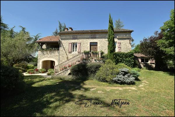 Propriété à Bellefont-la-Rauze (46090)156 m² habitables, maison en pierre avec dépendances, terrain de 1,25 hectare