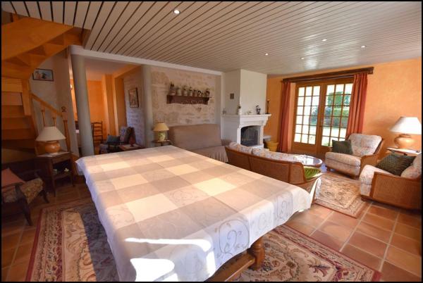 Propriété à Bellefont-la-Rauze (46090)156 m² habitables, maison en pierre avec dépendances, terrain de 1,25 hectare
