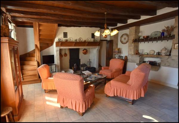 Propriété à Bellefont-la-Rauze (46090)156 m² habitables, maison en pierre avec dépendances, terrain de 1,25 hectare