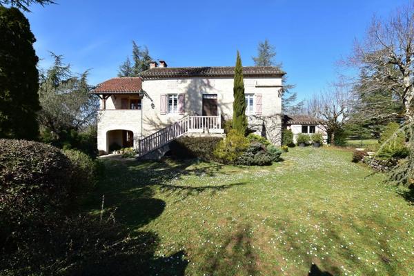 Propriété à Bellefont-la-Rauze (46090)156 m² habitables, maison en pierre avec dépendances, terrain de 1,25 hectare