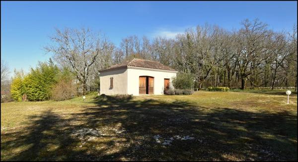 Propriété à Bellefont-la-Rauze (46090)156 m² habitables, maison en pierre avec dépendances, terrain de 1,25 hectare
