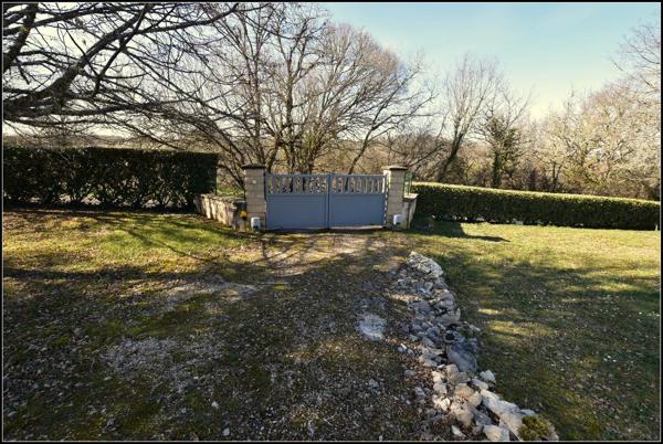 Propriété à Bellefont-la-Rauze (46090)156 m² habitables, maison en pierre avec dépendances, terrain de 1,25 hectare