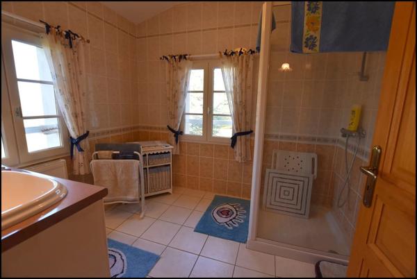 Propriété à Bellefont-la-Rauze (46090)156 m² habitables, maison en pierre avec dépendances, terrain de 1,25 hectare
