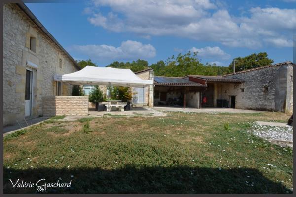 Ancien corps de ferme en pierre  235 m² avec dépendances à SAINT ANTOINE DE BREUILH