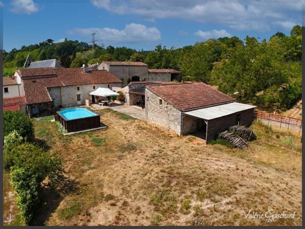 Ancien corps de ferme en pierre  235 m² avec dépendances à SAINT ANTOINE DE BREUILH