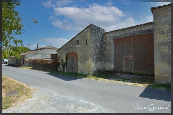 Ancien corps de ferme en pierre  235 m² avec dépendances à SAINT ANTOINE DE BREUILH