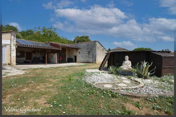 Ancien corps de ferme en pierre  235 m² avec dépendances à SAINT ANTOINE DE BREUILH