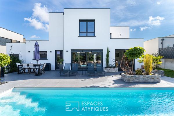 Maison contemporaine et ses volumes lumineux avec piscine