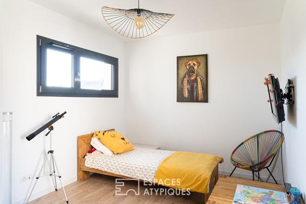 Maison contemporaine et ses volumes lumineux avec piscine