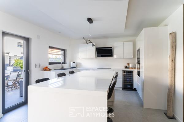 Maison contemporaine et ses volumes lumineux avec piscine