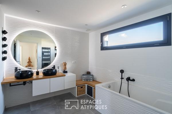 Maison contemporaine et ses volumes lumineux avec piscine