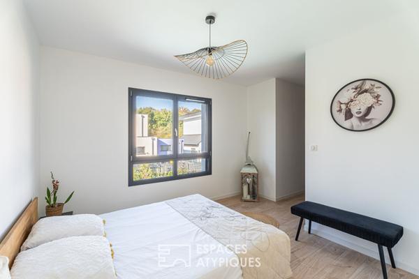 Maison contemporaine et ses volumes lumineux avec piscine