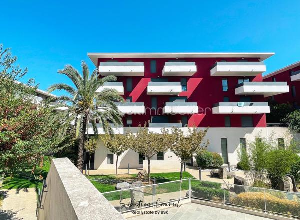 Il y a des résidences que l’on traverse… et d’autres qui donnent immédiatement envie de s’y installer.

Dès l’entrée dans Eden Flower, à Juvignac, le ton est donné : architecture soignée, végétation généreuse, jardin zen d’inspiration japonaise, piscine collective et espaces communs entretenus.

On oublie presque que Montpellier est à quelques minutes.

Puis on monte au 4ème et dernier étage avec ascenseur.

Et là, on découvre ce T3 climatisé de 58,04 m² Loi Carrez, avec cette sensation appréciable d’être en hauteur, sans voisin au-dessus, et avec une vue dégagée qui prolonge naturellement l’espace de vie.

Le séjour avec cuisine ouverte développe 21,56 m² et s’ouvre sur une terrasse de 12,87 m².

Un vrai espace extérieur pour prendre un café le matin, déjeuner dehors ou simplement profiter des beaux jours.

L’espace nuit comprend deux chambres de 12,17 m² et 9,60 m², une salle de bains, un WC indépendant et des rangements.

Une place de stationnement privative couverte en sous-sol complète l’ensemble.

La résidence, construite en 2013, bénéficie également d’un gardien, d’un ascenseur, d’un accès sécurisé et d’une piscine collective.

DPE B.

Charges de copropriété : environ 256 €/mois, comprenant notamment chauffage, eau chaude, eau froide, piscine, gardien, ascenseur et entretien des parties communes.

Situé dans le quartier des Constellations à Juvignac, à proximité du tramway ligne 3, des commerces et des accès vers Montpellier.

Pour vous aider à vous projeter, certaines photographies ont fait l’objet d’un home staging virtuel ; les photographies de l’appartement dans son état actuel sont également présentées. Le plan d’aménagement 3D constitue une proposition d’agencement et est non contractuel.

Prix : 205 000 € FAI – honoraires à la charge du vendeur.

Vous recherchez un T3 à Juvignac qui ne ressemble pas à une simple résidence classique ?

Venez découvrir Eden Flower, son environnement, puis cet appartement au dernier étage.

Contactez-moi pour échanger sur votre projet et organiser une visite.
