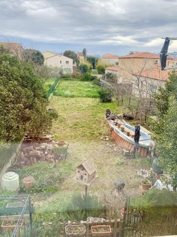 Maison divisée en 2 appartement avec jardin et cour