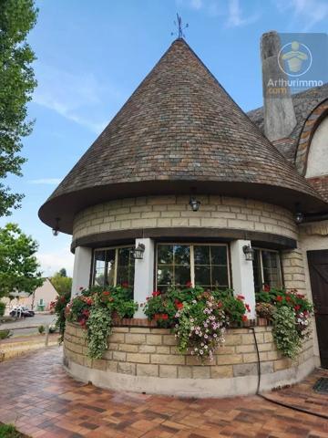 Vente                                                      Maison
                        
                     6 pièces                      176 m2                     à Olivet